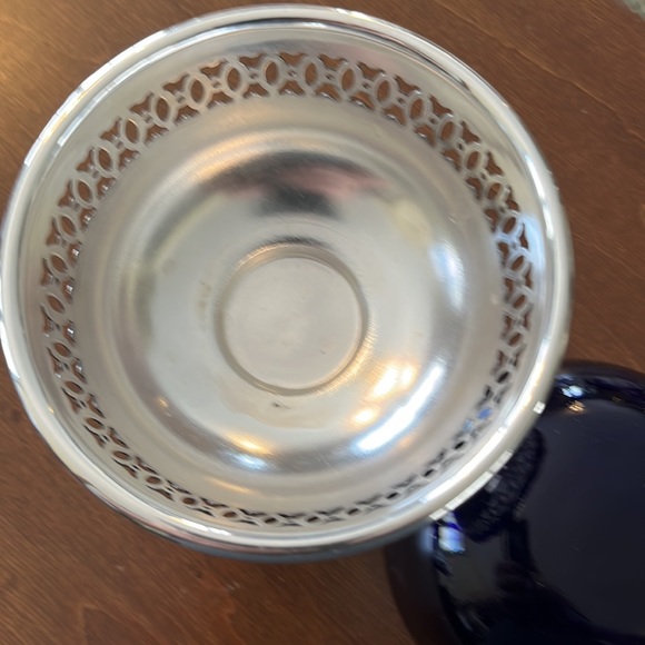 Beautiful silver pedestal bowl with colbalt blue glass insert. - Picture 8 of 10